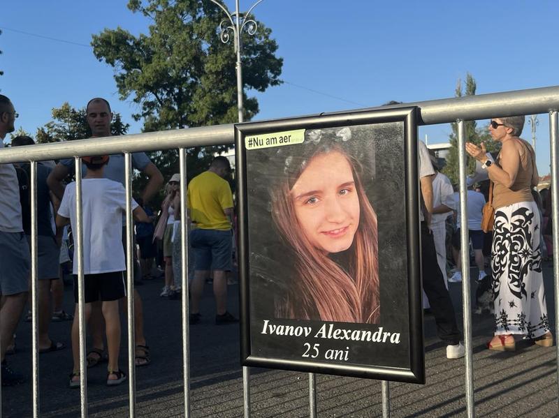 VladDanGheorghe's tweet photo. Romanians are protesting against a criminal system!

🇷🇴s want to live in a safe country. In #Botosani a pregnant young woman died while in hospital custody. 

30+ years of incompetence &amp; oligarchs killing innocent people @PSD_RO_OFICIAL 

#Romania #corruption #NuAmAer https://t.co/FttSk9m63r