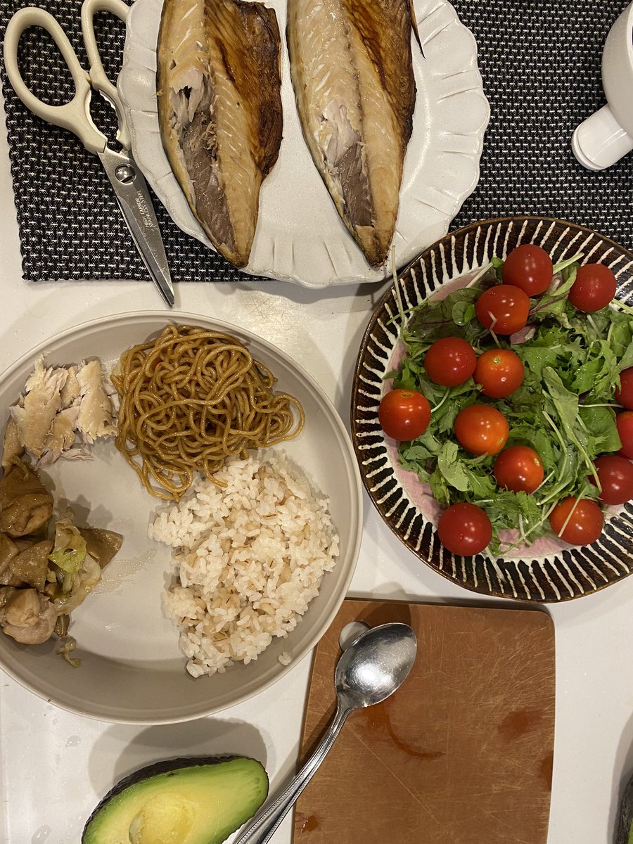 サラダと焼き魚と鶏肉炒めと、、、 腹減ったコールがかかったのでとりあえず仕上げました。 どーぞ。