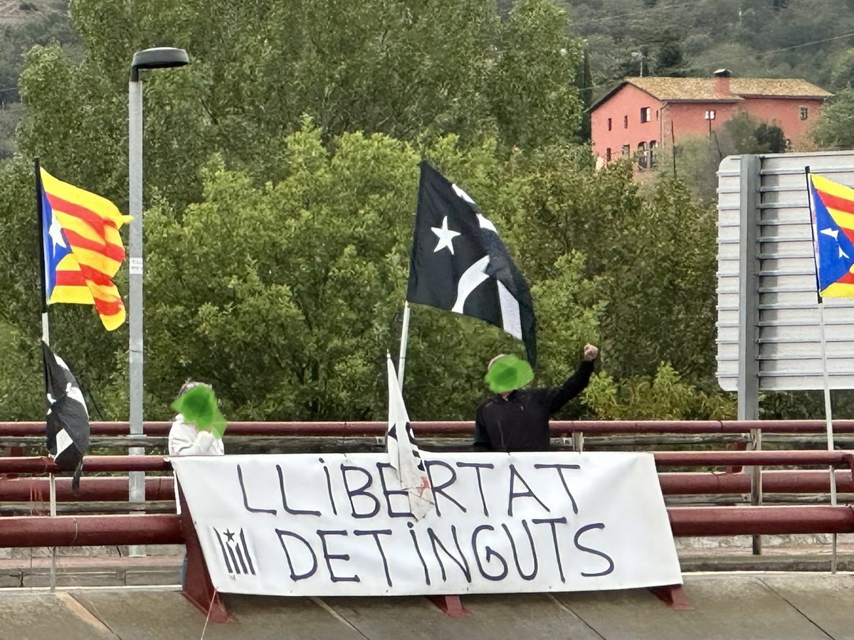 La pancarta penjada ahir al Pont de Gurb, avui és als jutjats de Solsona, per donar suport als represaliats i exigir la seva llibertat !!! Gracies companys, endavant, sempre endavant ||*|| #LlibertatDetinguts