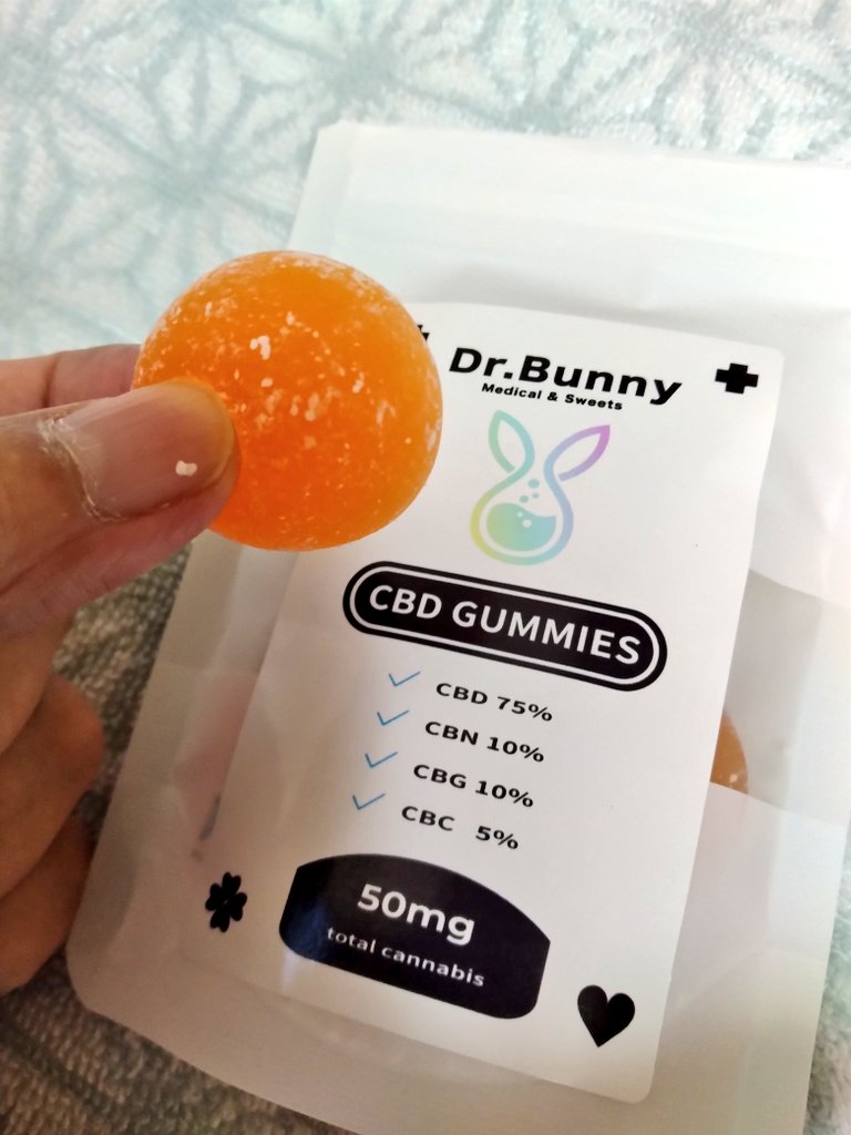 okan_po's tweet photo. @dr_bunnyjp 様より当選させていただきましたCBD＆CBNグミ✨

CBDグミから早速いただきましたが、弾力があって美味しい😋ちゃんとみかんの味がする！！🍊✨

じんわり発汗作用を感じられて、お風呂が気持ちよかった✨🛀🚿✨

寝る前にCBNグミも試してみます😴🤍💤
#CBD #CBN https://t.co/DfGefwGBSn