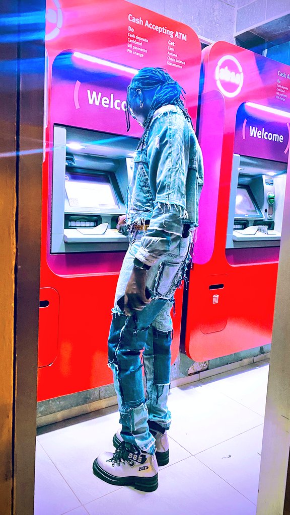 ZizaBafanaUg's tweet photo. I had to secure my account! Anti It’s a MONDAY! #absa #juicebody #shegotit 💳🤑 https://t.co/0eR2LvagRH