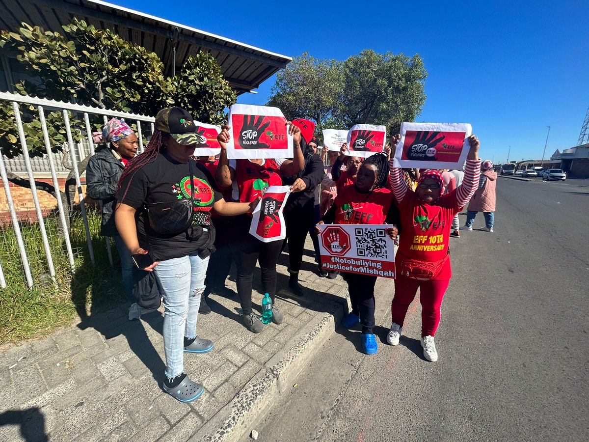 EFFWesternCape_'s tweet photo. ♦️In Pictures♦️

EFF WC PDS, Ftr Thozama Mangcayi together with the PT, Ftr Aishah Cassiem &amp; as well RCT Members, Public Representatives &amp; ground forces outside the Mitchells Plain Magistrates Court to stand against Gender-Based Violent (GBV) &amp; Bullying. 

#Justice4Mishqah https://t.co/Vok9fZ2hxm