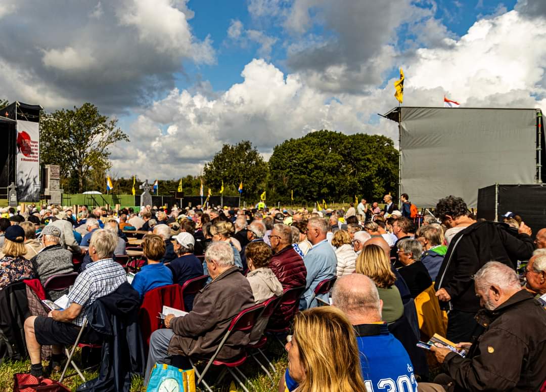 IJzertreffen's tweet image. Dankzij duizenden fiere Vlamingen en tientallen vrijwilligers werd #IJzerwake een krachtig signaal voor Vlaanderen, voor onafhankelijkheid, voor burgerzin en tegen censuur. Wij zijn het grootste nationalistische treffen in de Lage Landen. Aan iedereen dank, en tot volgend jaar!