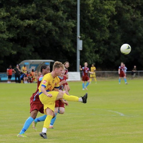 Welcome to the Heath, Jake Riddington

A right back by trade, Jake played first team football for Sutton Common Rovers not too long ago

He features on the bench today!

#HHTFC