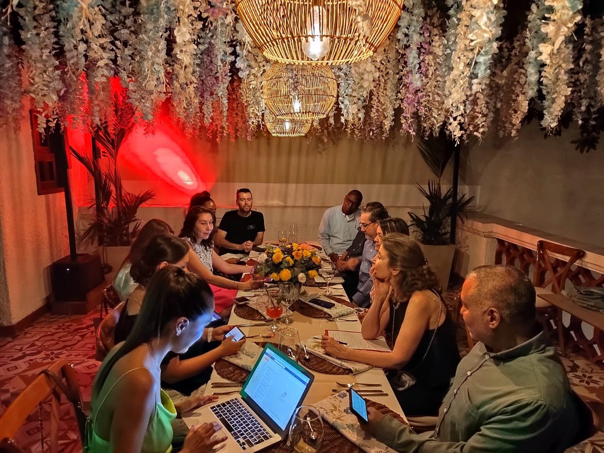 Utopicos_usc's tweet photo. Durante una cena en el restaurante San Carlo de la @usantiagodecali,  directivos de la Facultad de Humanidades y Artes y la comisión del @CLAEPoficial, dieron inicio a la visita #CLAEP2023 que busca la acreditación del programa de Comunicación Social, concertando su agenda. https://t.co/CxRpdNcfC0