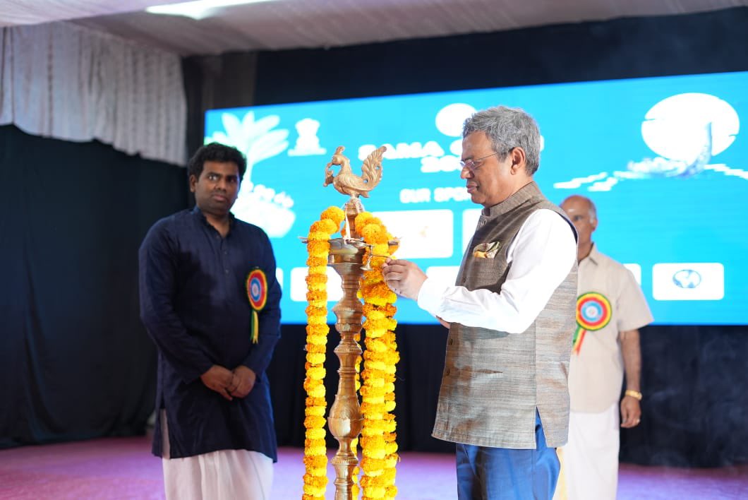 IndiaembFrance's tweet photo. An embodiment of unity, joy, prosperity and harmony, the festival of Onam brought together the Indian community in strong numbers. 

Ambassador @JawedAshraf5 congratulated @samamalayalee for being Ambassadors of Indian culture. https://t.co/Hs59IPBmGx
