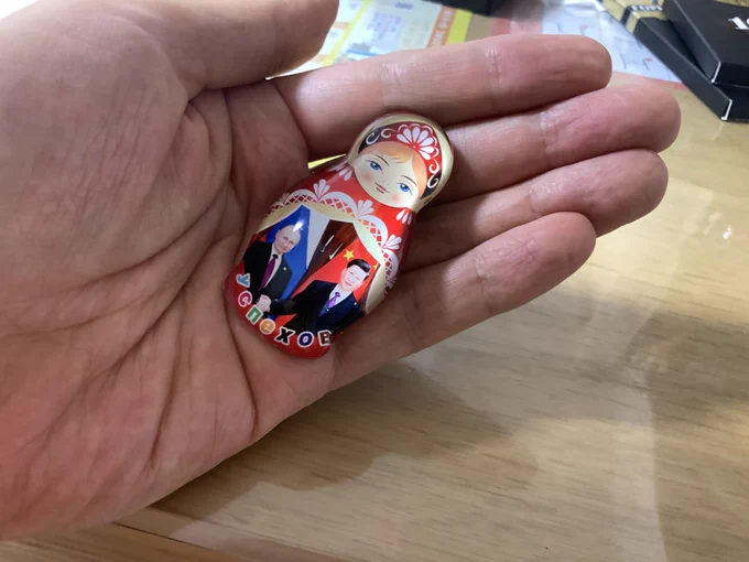月サン「絶対パパが喜ぶお土産を買ってきマシタ。中国とロシアの国境の街で売ってたお土産デスヨ」  いや……そんな、もう50歳になる大人が絶対喜ぶお土産って…………  うぉおおおおおおお!!  これマジにまだ堂々とお土産屋で売ってたの!? すげえ!! 嬉しい!!