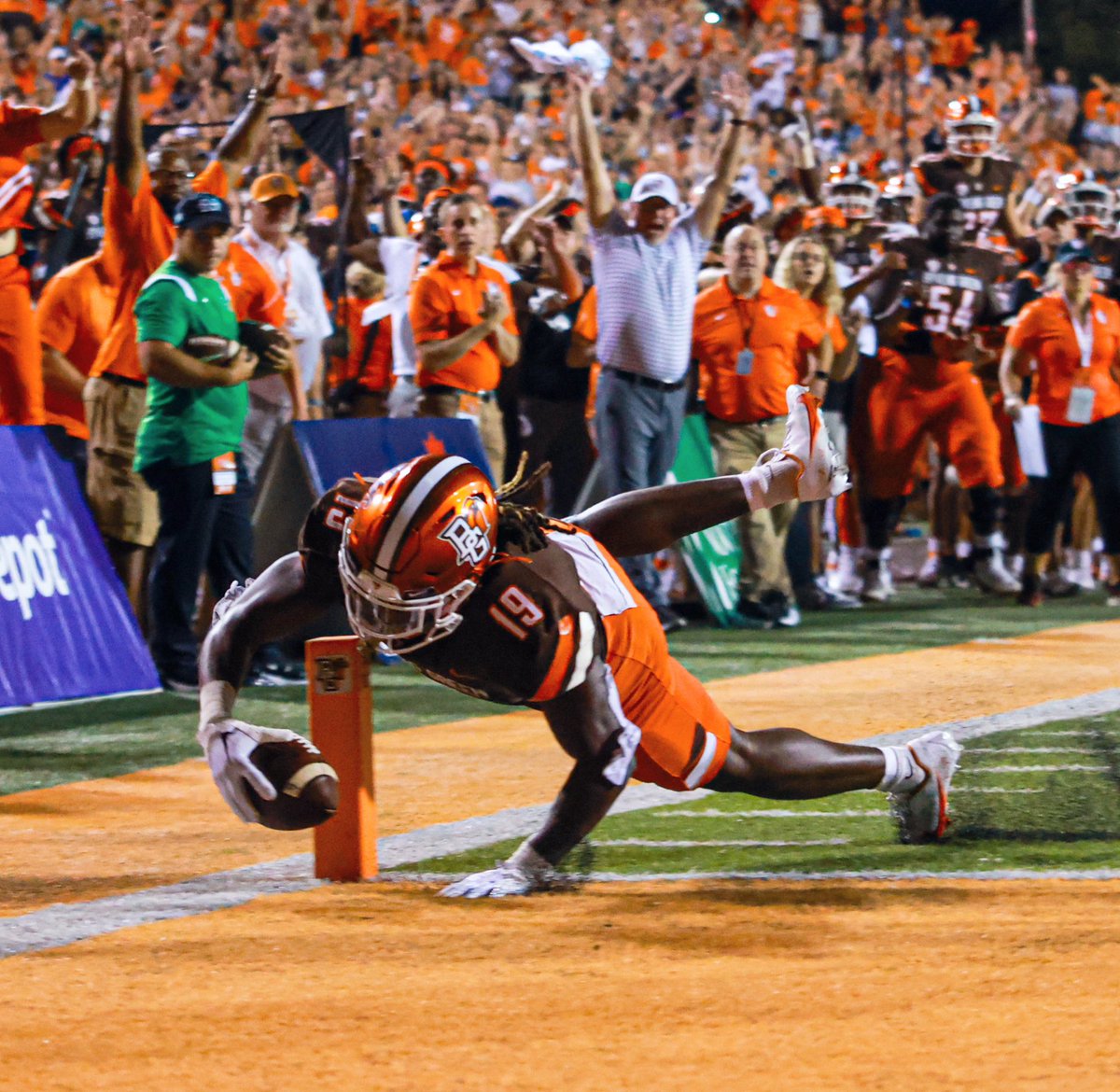 CoachBWhite7's tweet photo. #WakeUpFlying &amp; Happy FalconTastic  BDay to @Taronkeith4 A great player &amp; better person who knows how to Finish a Game!  #Closer https://t.co/iYKSf29xDj