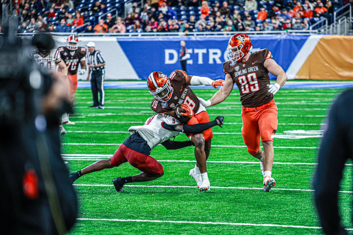 CoachBWhite7's tweet photo. #WakeUpFlying &amp; Happy FalconTastic  BDay to @Taronkeith4 A great player &amp; better person who knows how to Finish a Game!  #Closer https://t.co/iYKSf29xDj