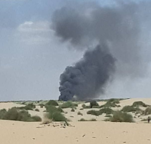 urgenceNew's tweet photo. Mali 🇲🇱 Tombouctou : Selon mes informations reçues à l’instant, des hommes armés non identifiés ont mis du feu 🔥 dans un camion transportant du carburant, juste à l’entrée de la ville. 
Crédit : photo @AzizMaigaNMP https://t.co/EYK0JmffjC