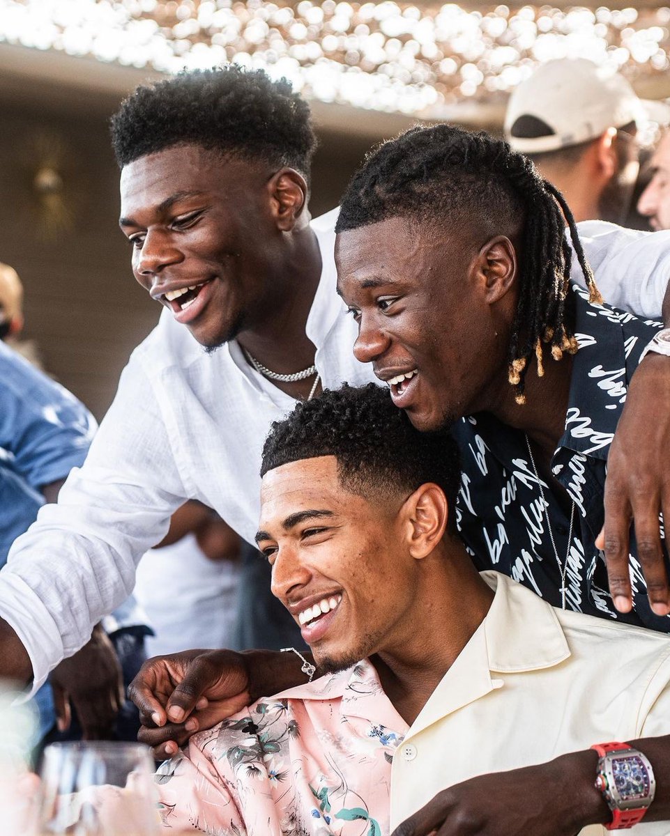SeputarMadrid's tweet photo. Camavinga, Tchouaméni, Bellingham, Mendy, dan Rodrygo liburan bareng ke Prancis.

Vinícius di kolom komentar: "🙄 mereka meninggalkan ku"

Bellingham membalas komentar Vini: "Istirahat bro😘". https://t.co/m8Ayf8WR0b