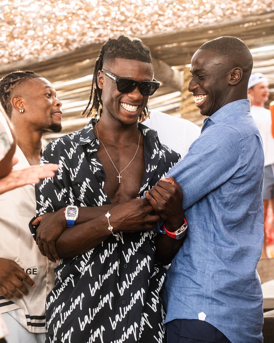 SeputarMadrid's tweet photo. Camavinga, Tchouaméni, Bellingham, Mendy, dan Rodrygo liburan bareng ke Prancis.

Vinícius di kolom komentar: "🙄 mereka meninggalkan ku"

Bellingham membalas komentar Vini: "Istirahat bro😘". https://t.co/m8Ayf8WR0b
