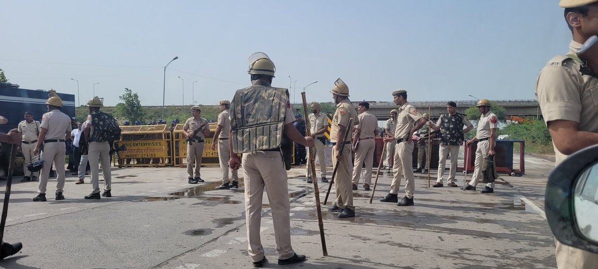 Kashish__singh_'s tweet image. #Onground

-Heavy police deployment in #Nuh 
-Entry ban, only Press allowed to enter the borders
-Shops of Muslim owners are closed in anticipation of any sort of voilence

Updates on @moliticsindia

#NuhViolence