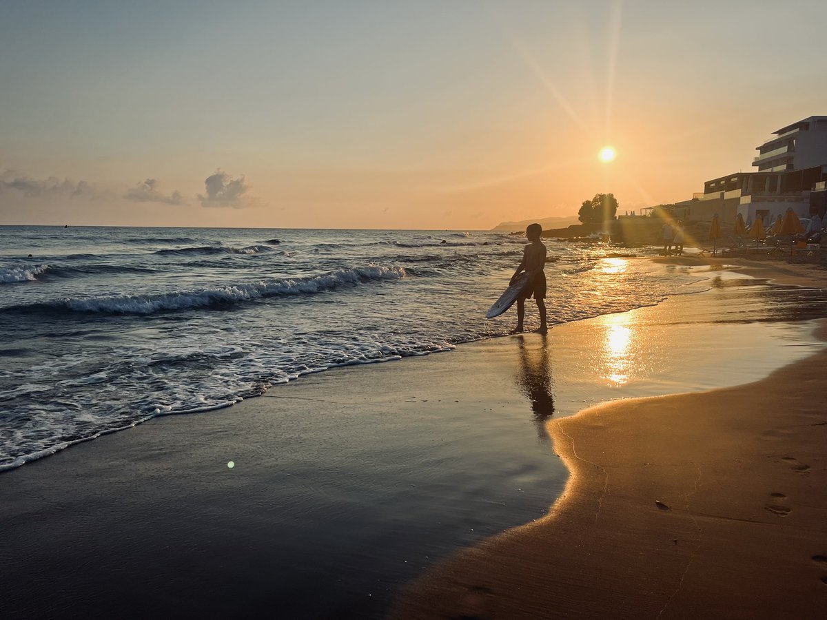 smith20013's tweet photo. #crete #sunrise #surfing 🥰 https://t.co/F3Sre7xBTy