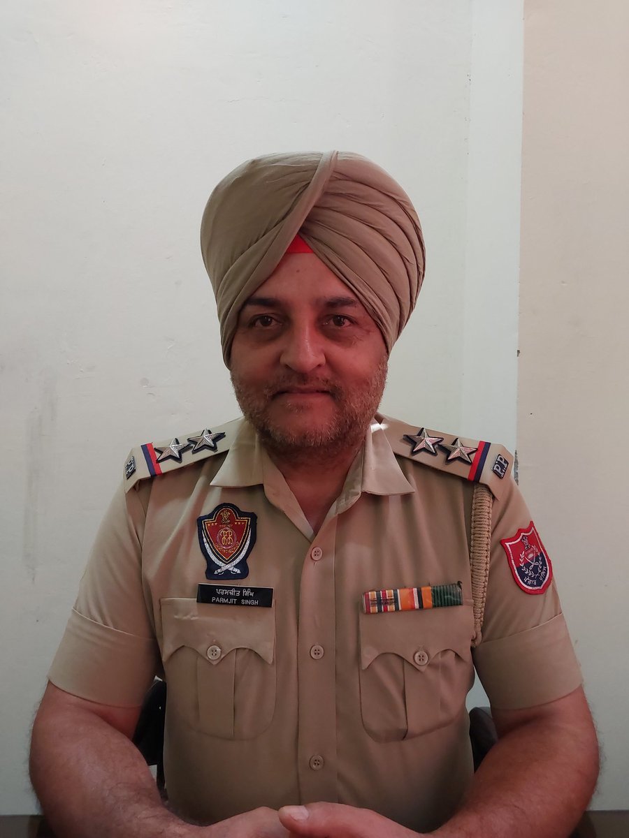 cpasr_eowing's tweet photo. ਮੈ ਐੱਸ.ਆਈ ਪਰਮਜੀਤ ਸਿੰਘ ਇੰਚਾਰਜ ਈ.ਓ. ਵਿੰਗ ਅੰਮ੍ਰਿਤਸਰ ਸ਼ਹਿਰ ਵਾਸੀਆ ਦੀ ਸੇਵਾ ਵਿੱਚ ਹਮੇਸ਼ਾ ਹਾਜਰ ਹਾਂ।
#eowing
#Newincharge
#posting
#Amritsar
#help
#yoursatisfactionisourpriority https://t.co/JCBe1xFTnV