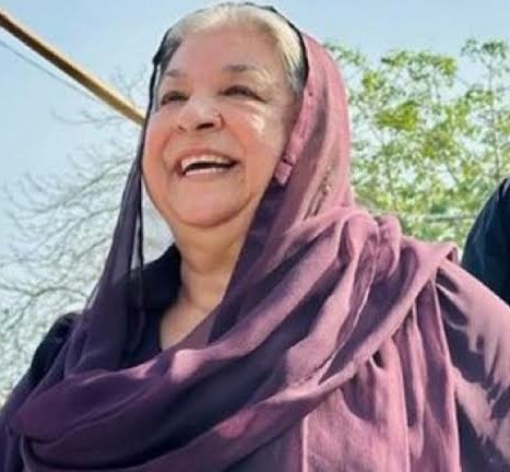 shafqatmm1's tweet image. اسلام آباد میں انکی مرضی سے جلسہ کر کے انکے خلاف گندے گندے نعرے لگانے والوں علی وزیر اور ایمان مزاری کی ضمانت منظور
مگر انکی طرف سے راستے کلیئر رکھنے  کے باوجود کور کمانڈر ہاوس وغیرہ کے اندر نہ جانے والی خواتین کی ضمانتیں 100 دن بعد بھی سماعت تک نہیں ہو رہیں
تمہاری عزت تو رہی…