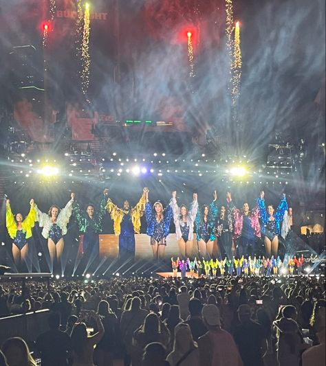 MundoSwiftt's tweet photo. Taylor Swift finaliza su último show en México. EL MEJOR FIN DE SEMANA DE MI VIDA #MexicoCityTSTheErasTour https://t.co/3PC12rqeg8