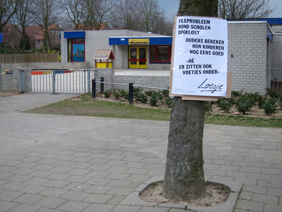 **      fileprobleem 
         rond scholen
         opgelost

                            ouders bekeken
                            hun kinderen
                            nog ’s goed

           <Hé
         er zitten ook
                voetjes onder>**

#loesje #school