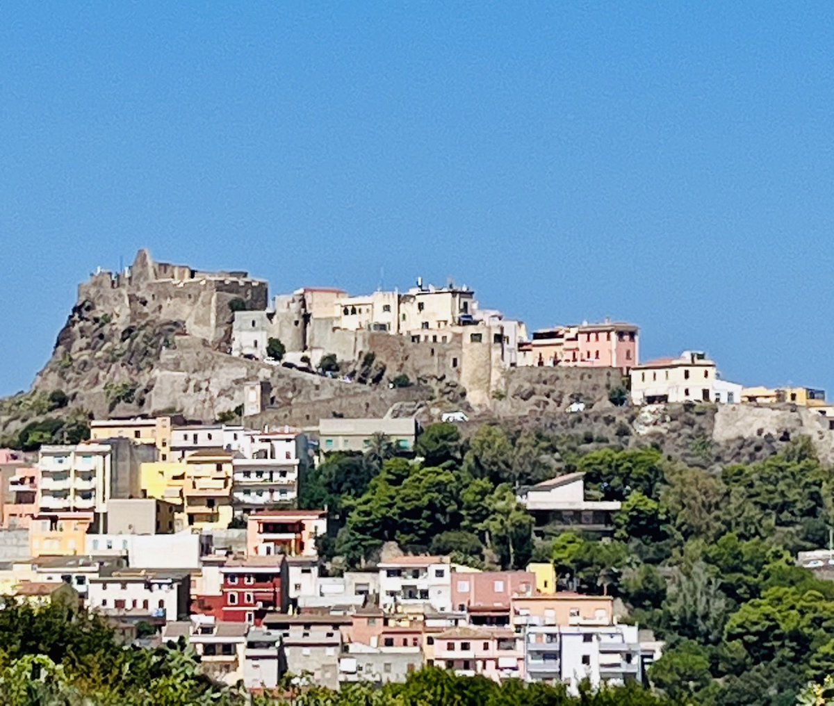 sisyu8's tweet image. #カステルサルド
イタリアの最も美しい村の一つに選ばれているカステルサルド。島にはカラフルな家々、頂きには、#CASTELSARDO 。
匠の国だけあり、当時の編み込まれた美しい籠は手先の器用さに加えてデザインにも目をうばわれます。