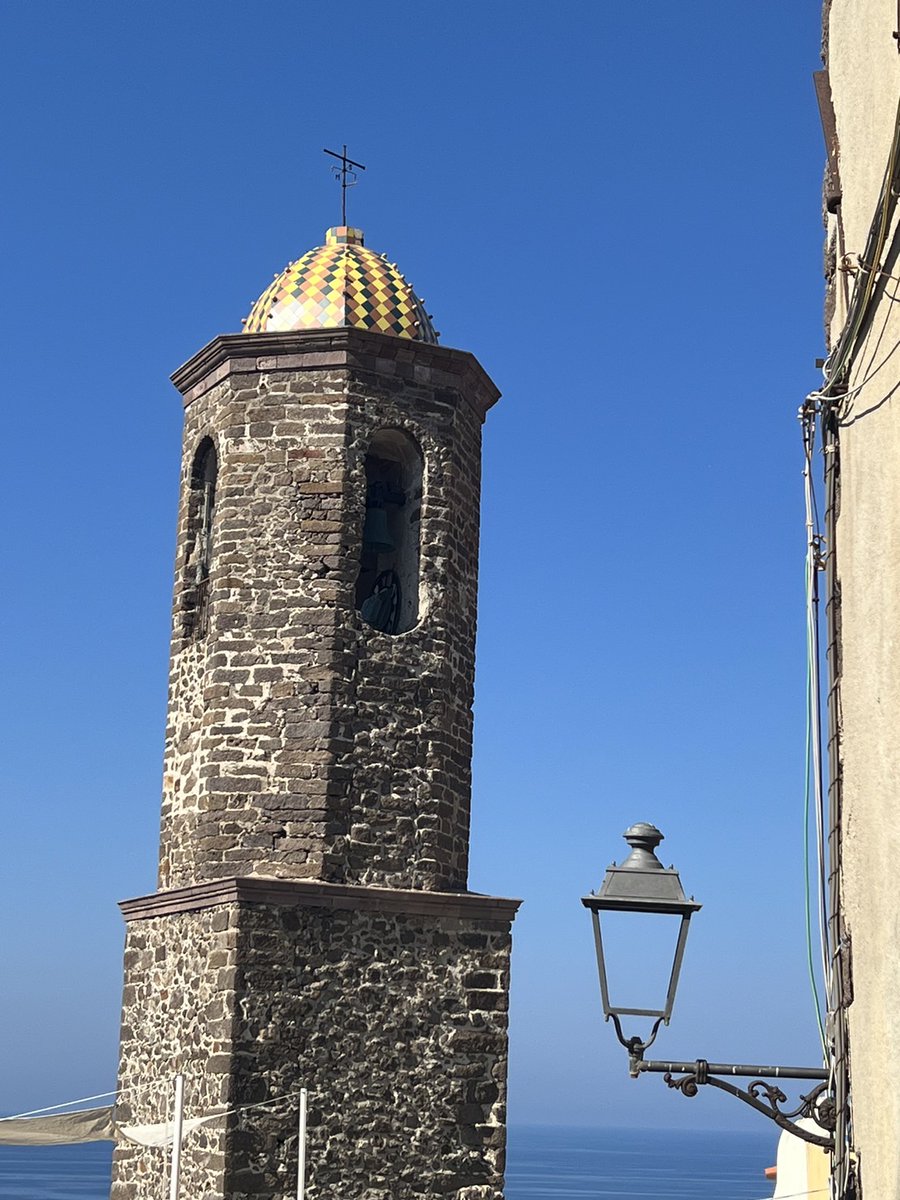 sisyu8's tweet image. #カステルサルド
イタリアの最も美しい村の一つに選ばれているカステルサルド。島にはカラフルな家々、頂きには、#CASTELSARDO 。
匠の国だけあり、当時の編み込まれた美しい籠は手先の器用さに加えてデザインにも目をうばわれます。