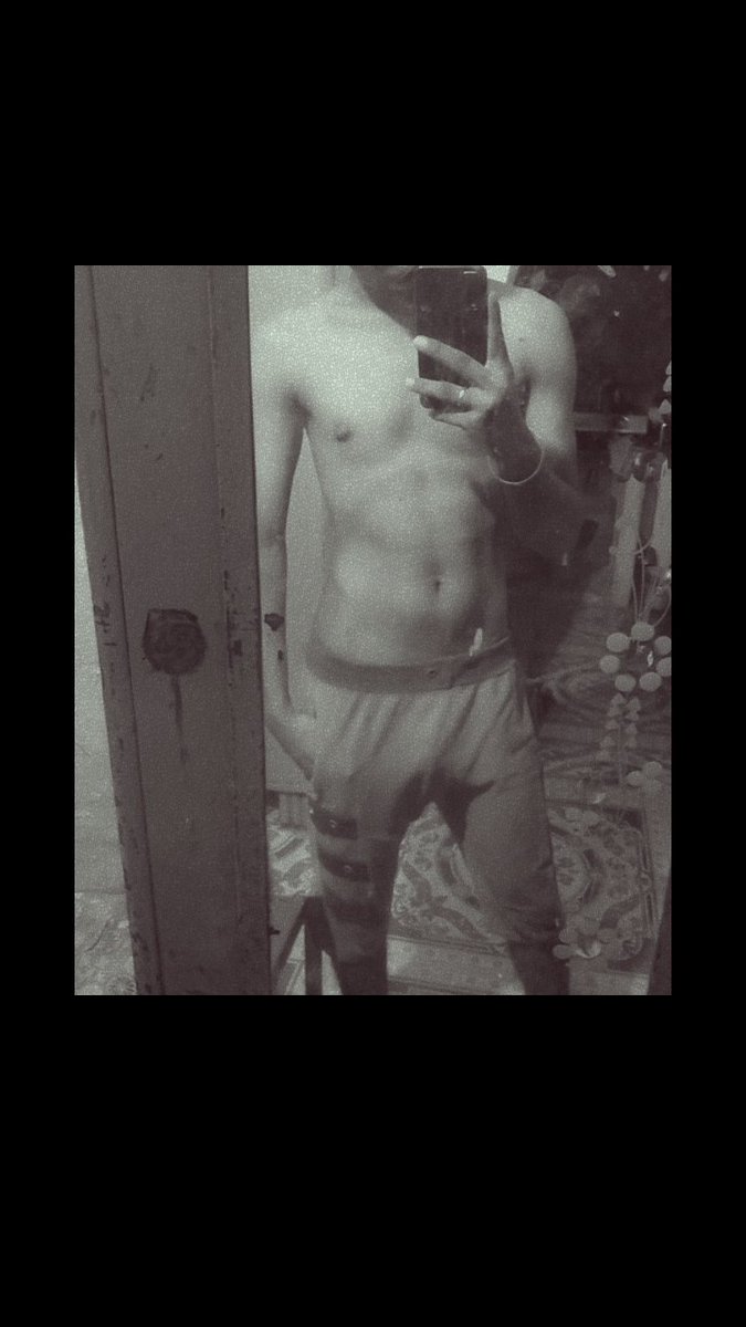 Boyhook69's tweet photo. Come and remove my shorts 🩳 taste my banana 🍌 https://t.co/DEdC1WU3Bk