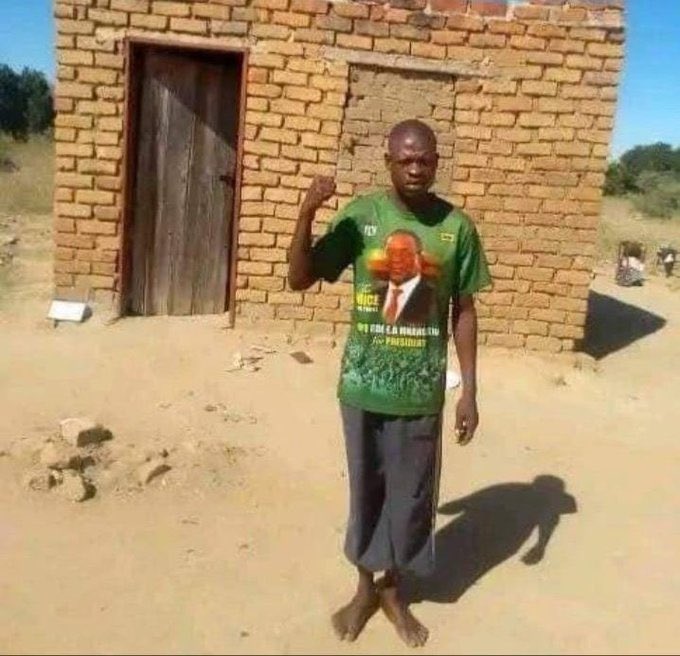 _MakdShelby's tweet photo. Vene , Future deciders😭.
1. Bro couldnt afford a window he just said oh fvck it I will breathe through the door
2. No sign of shoes anywhere near him , bro just said well even Tshaka’s soldiers went to war barefooted
3.Lastly is a question , Iro itrouse here or ishort or its both 😭