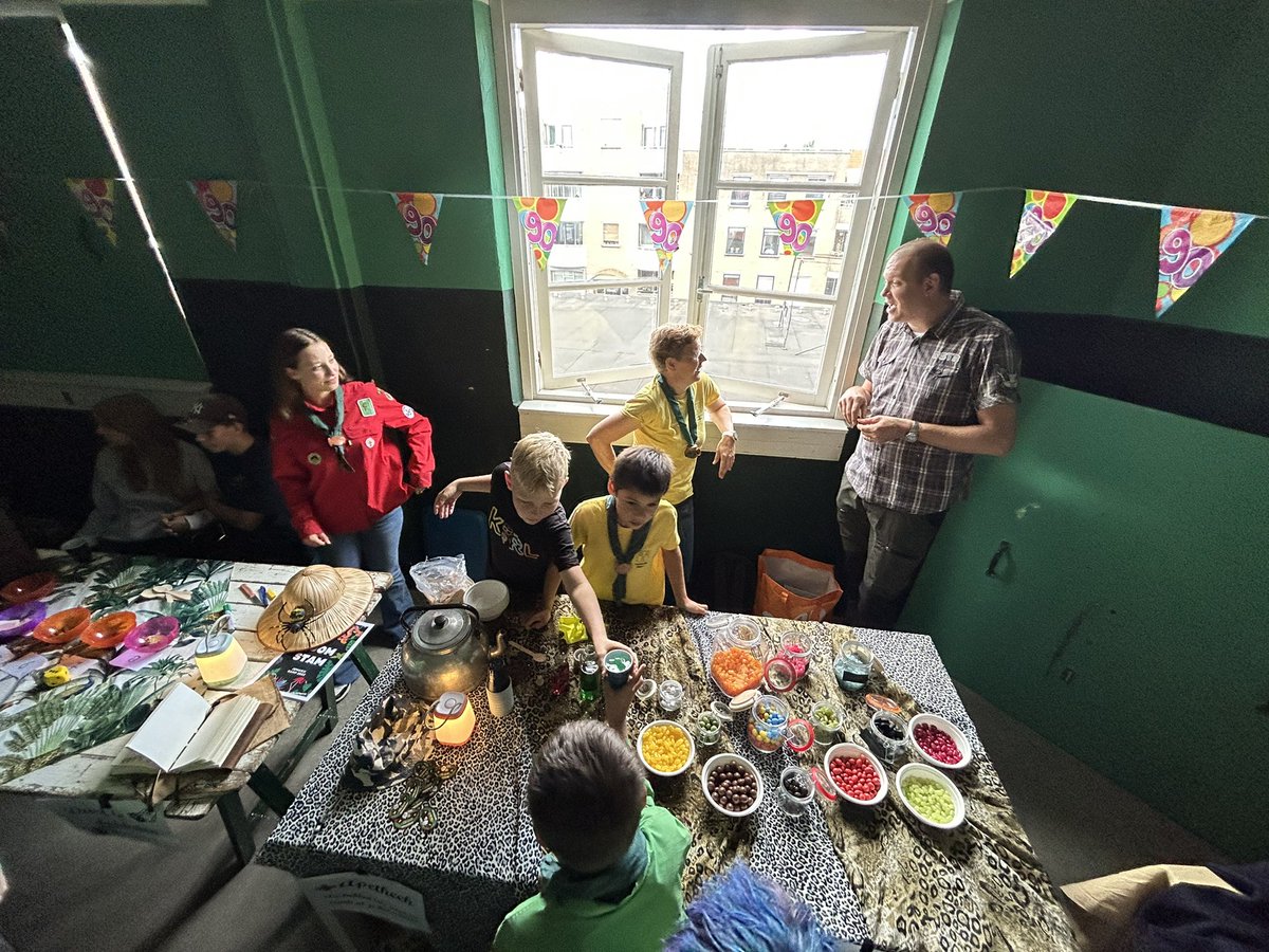 Tijdens de seizoensopening hebben we spelletjes gedaan, kampfoto’s gekeken, pannenkoeken gegeten en bijgekletst. Het was een gezellige middag.