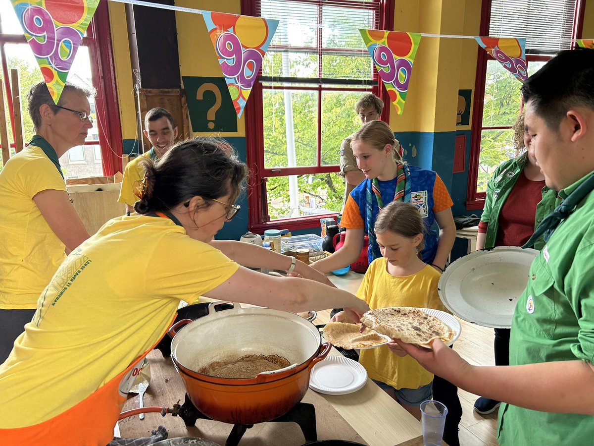 ScoutingFLG's tweet photo. Tijdens de seizoensopening hebben we spelletjes gedaan, kampfoto’s gekeken, pannenkoeken gegeten en bijgekletst. Het was een gezellige middag. https://t.co/a7NMqLHqev