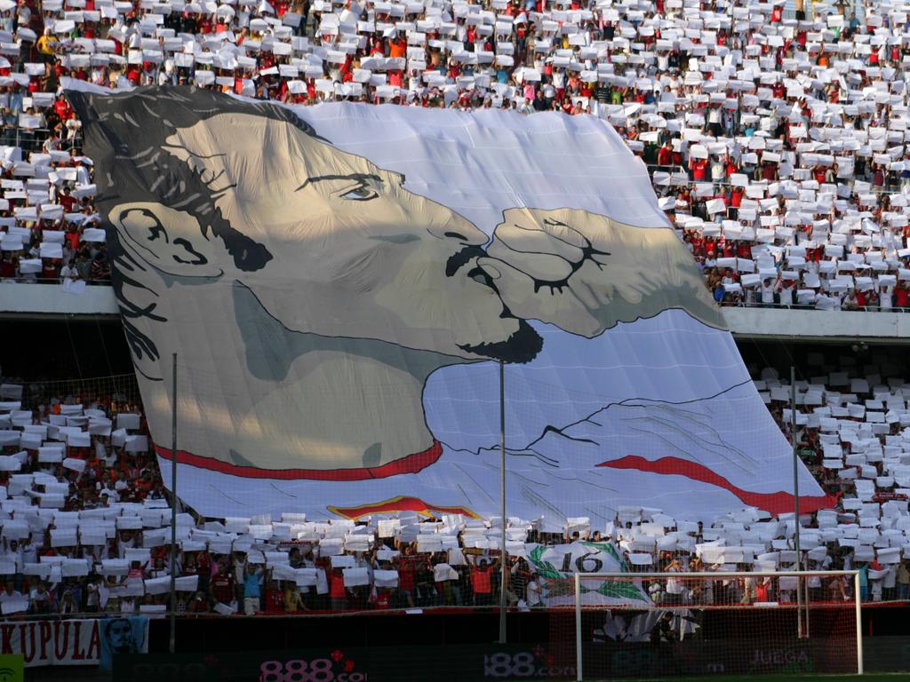 #DATO: Hoy, 28 de Agosto de 2023, se cumplen 𝘿𝙄𝙀𝘾𝙄𝙎𝙀𝙄𝙎 años desde que el corazón de Antonio Puerta dejó de latir. Ese mágico y respetado DIECISEIS.
Pasan los años, y tu legado sigue presente en el corazón del sevillismo.
Jamás te olvidaremos, Antonio.
¡𝔼𝕥𝕖𝕣𝕟𝕠 𝟙𝟞!