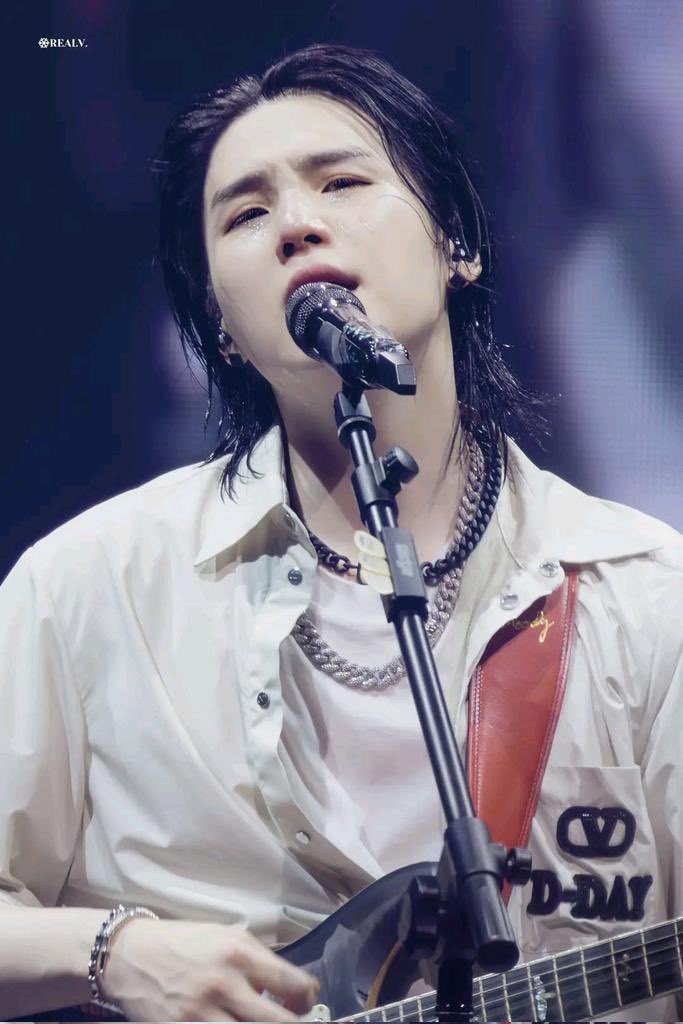 SUGA__ssu's tweet photo. 久しぶり。

元気にしてたかな。
俺はしてたよ。

仕事が忙しくなって、お部屋も返せなくなってごめんな。

でも、俺のmagic shopは開いてるから。大丈夫だよ。

皆と会いたかった。
今日の夜は存分に話そうか。

寂しい思いさせてごめんな。
仕事も学校も勉強も家事も
俺と一緒に頑張ろうな。

화이팅 https://t.co/R7cARSnz4Q