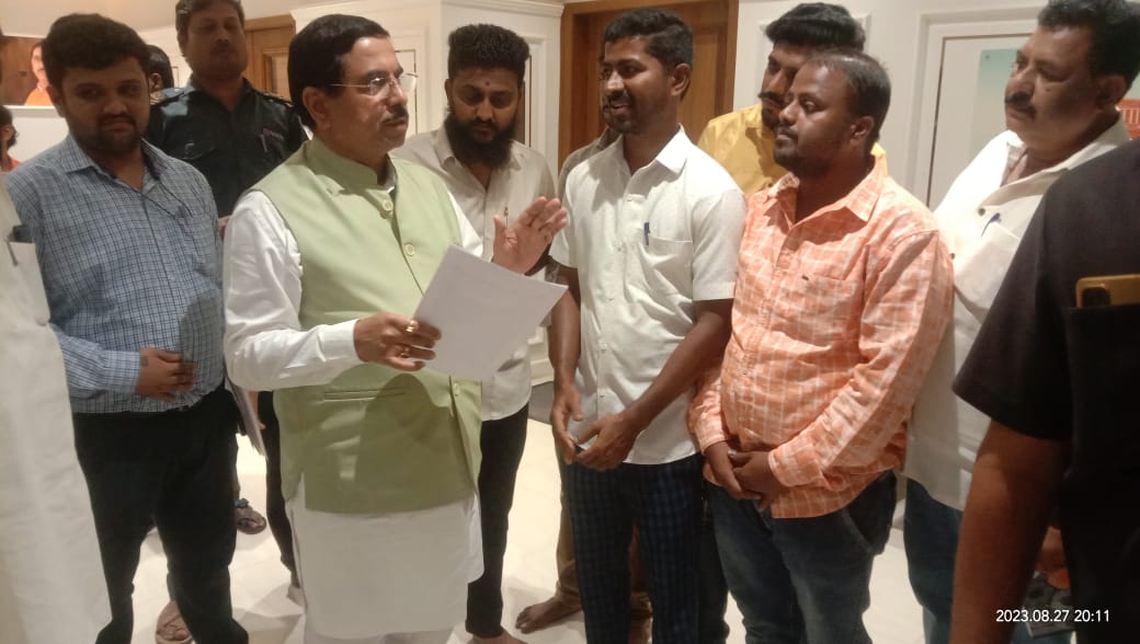 FulmaliBandu's tweet photo. #CCAA #रेलवे #OneTimeSettlement
हमारे महाराष्ट्र ओर कर्नाटक के साथियो ने BJP के प्रदेश महामंत्री श्री. विजय भाऊ चौधरी जी ओर कर्नाटक धारवाड जिल्हे के MP श्री. प्रल्हाद जोशी जी को हमारे सिधी भरती को लेकर #CCAA ज्ञापन दिया 
@AshwiniVaishnaw 
@PMOIndia 
@IR_CRB 
@narendramodi https://t.co/4MSADTc7kO