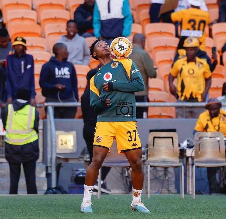 Kaizer Chiefs needs to give Samkelo Zwane a chance... There's so much bright future here! I strongly believe he'll do well next to Edson Castillo.