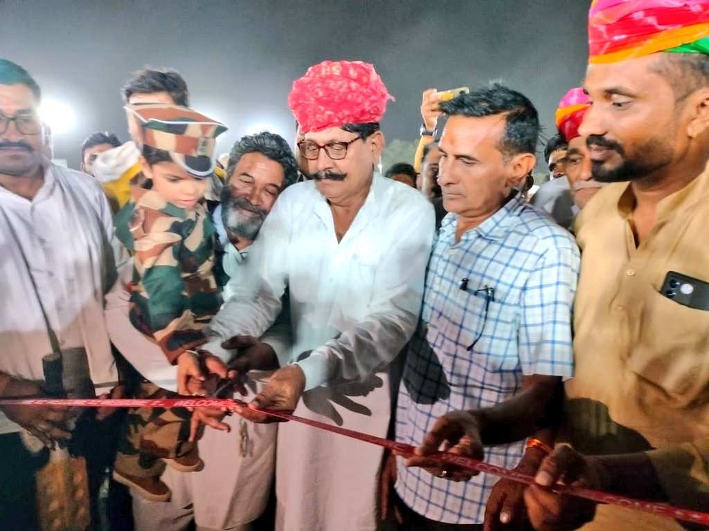 chhelu_singh_'s tweet photo. गाँव मोमासर में स्व. श्री बीरबल ढबास की स्मृति में क्रिकेट टूर्नामेंट का तहसीलदारजी,सरपंच व अन्य गणमान्य जनों के साथ फीता काटकर उद्घाटन कर खिलाड़ियों से परिचय किया।
स्वागत सम्मान के लिए हार्दिक आभार 🙏🏻
#momasar
#ShriDungargarh_mera_parivar https://t.co/cCTzPWxR5E