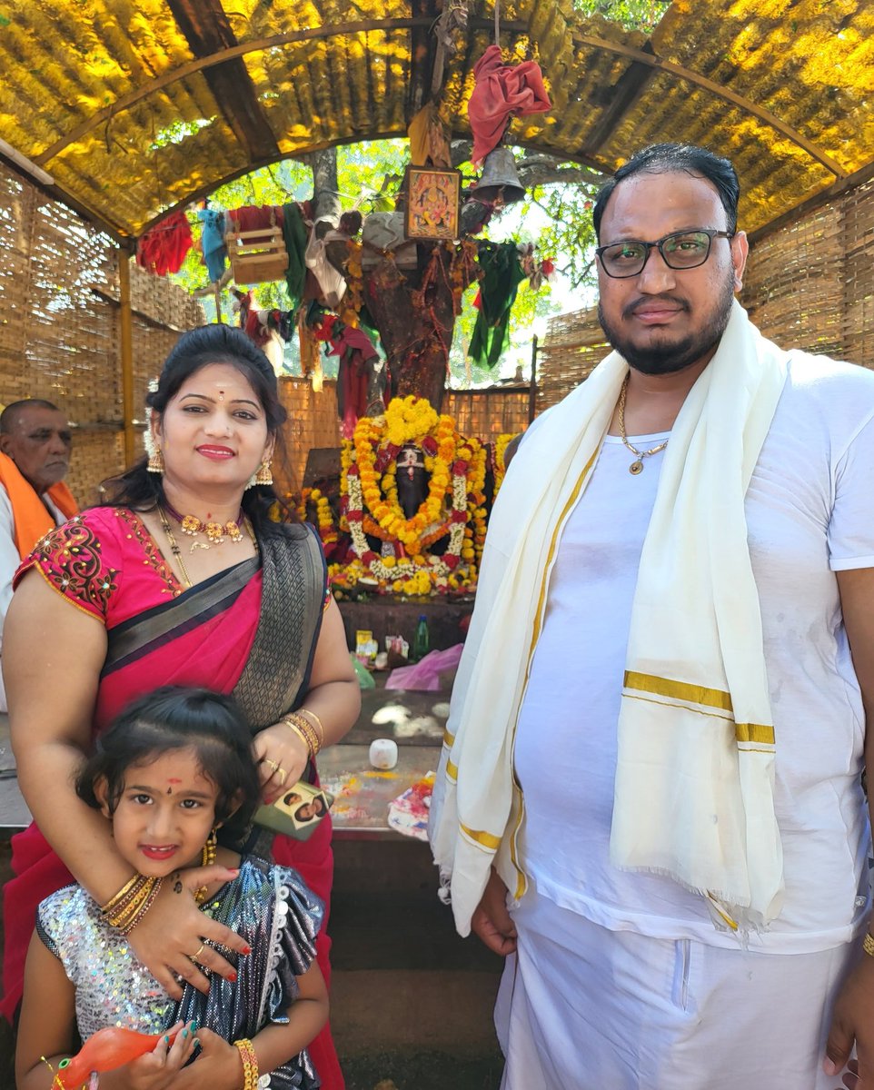prasannapatilpp's tweet photo. 28.8.2023 ಶ್ರಾವಣ ಎರಡನೇ ಸೋಮವಾರ ದಂದು ನಮ್ಮ ಮನೆಯ ದೇವರು ಶ್ರೀ ಉರುಕುಂದ ಈರಣ್ಣ ದೇವರ ದರ್ಶನ ಮಾಡಲಾಯಿತು #prathapgoudapatil #prasannapatil #prathapgoudapatilfoundationmaski https://t.co/O8MXW40SSX