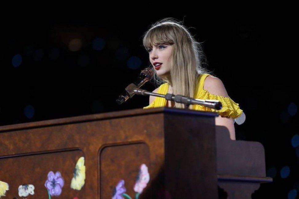 The surprise songs for tonight are “Afterglow” &amp; “Maroon” 

#TSTheErasTour #MexicoCityTSTheErasTour 
📸: <a href="/GettyVIP/">Getty Images Entertainment</a>
