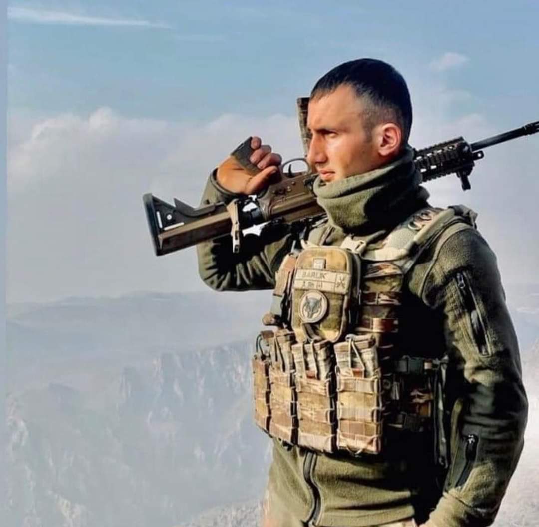 " ŞEHİDİN VAR TÜRKİYE "
Pençe–Kilit Operasyonu bölgesinde arazide kayarak düşen Askerimiz Piyade Sözleşmeli Er Bünyamin Barlık Şehit oldu.
Türk milletinin başı sağ olsun.