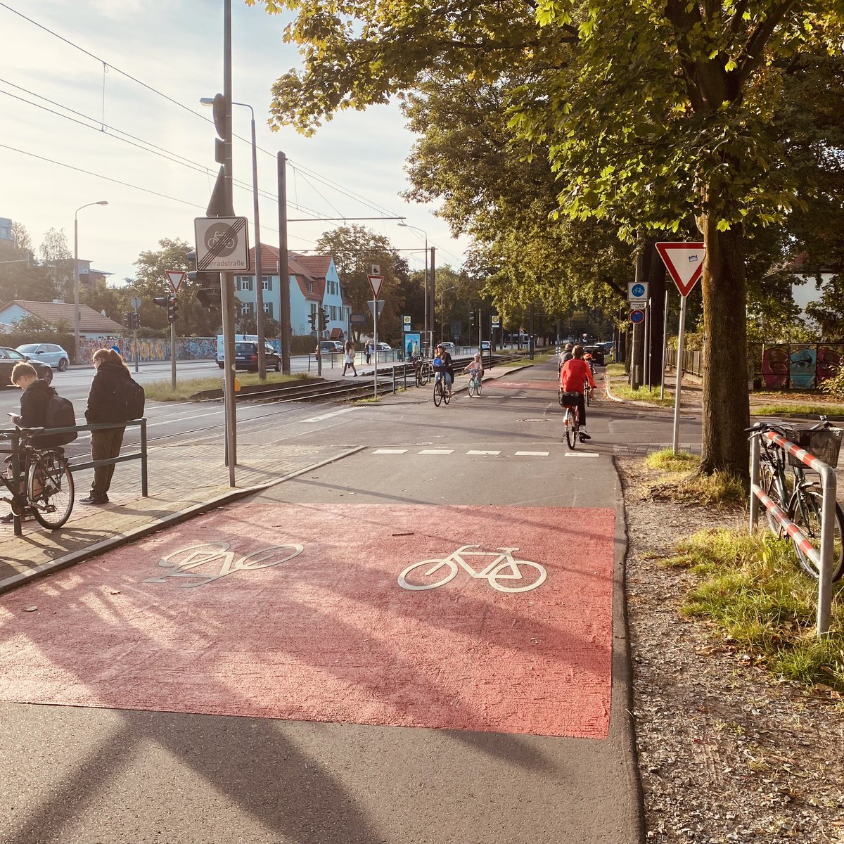 Da schaut sich morgens, wenig ausgeschlafen, mal die Situation an der #Waldstraße in #Potsdam an und muss beinahe als Ersthelfer ran, weil ein Autofahry viel zu schnell in die Straße ballert und das Abbiegen des vor ihm fahrenden Radfahry zu spät realisiert. Es fehlten etwa 15cm.