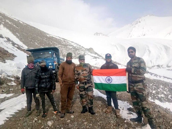MohitBatwada's tweet photo. #KnowYourBorder 

आप जानते है कि सियाचीन बिश्व की सबसे ऊंचा युद्ध का मैदान है और दौलत बेग ओल्डी ( DBO) विश्व की सबसे ऊँची एयर स्ट्रीप | 

इस इलाके मे जब भारत की ओर से सड़क बननी शुरु हुई तो चीन भड़क गया और विवाद करने लगा l तमाम विवाद के वावजुद भारत ने सड़क बनाई और आखीरी छोर तक पुरी की l चीन देखता रह गया l

दोनो ही तरफ आखीरी छोर तक पहूचने के लिए शानदार सड़क बनकर तैयार है पर दौनो की बीच सीधा सड़क संपर्क अबतक नही है| सियाचीन जाने के लिए लेह से खारदुग्ला होकर सड़क जाती है ठीक बिपरीत DBO जाने के लिए दर्बुक - श्योक वैली गलवान के रास्ते होकर जाना होता है | इस इलाके को देप्सांग कहते है | इस इलाके मे अक्सर आर्मी और चीनी सेना के बीच तना तनी चलती रहती है| सियाचीन और DBO दो अलग रास्ते है | अगर सियाचीन से सेना को  DBO या गलवान जाना है तो इसके लिए उन्हे पहले श्योक आना होता है फिर वे उपर गलवान के तरफ या DBO उपर जाना होता है| इस करीब 380 km लंबी यात्रा मे काफी समय लगता है| इस दुरी को कम करने के लिए दोनो पॉइंट के बीचो बीच बीआरओ एक लिंक रोड़ का निर्माण कर रहा है जिसके बनते ही 380 km दुरी घटकर मात्र 60-70 km भर की रह जाएगी | 

 इसे SS 🔝 कहते है करीब 17,800 फिट की ऊँचाई पर स्थित यह पॉइंट  सियाचीन और देप्सांग के एक दम बीचोबीच हैl 

इस सड़क को बनाने मे भौगौलीक चुनौतीयों के अलावा लैंडस्लाइड और एवलांच का खतरा काफी ज्यादा है | सडके टुटती रहती है वे बनाते रहते हैं l 

मुश्किलें तो है पर बीआरओ हार कहाँ मानती है ! 

BRO can build roads anywhere.

📍 Siachen , Ladakh 🇮🇳
#BorderGirl #SasarLa thank you @BikerGirlkancha