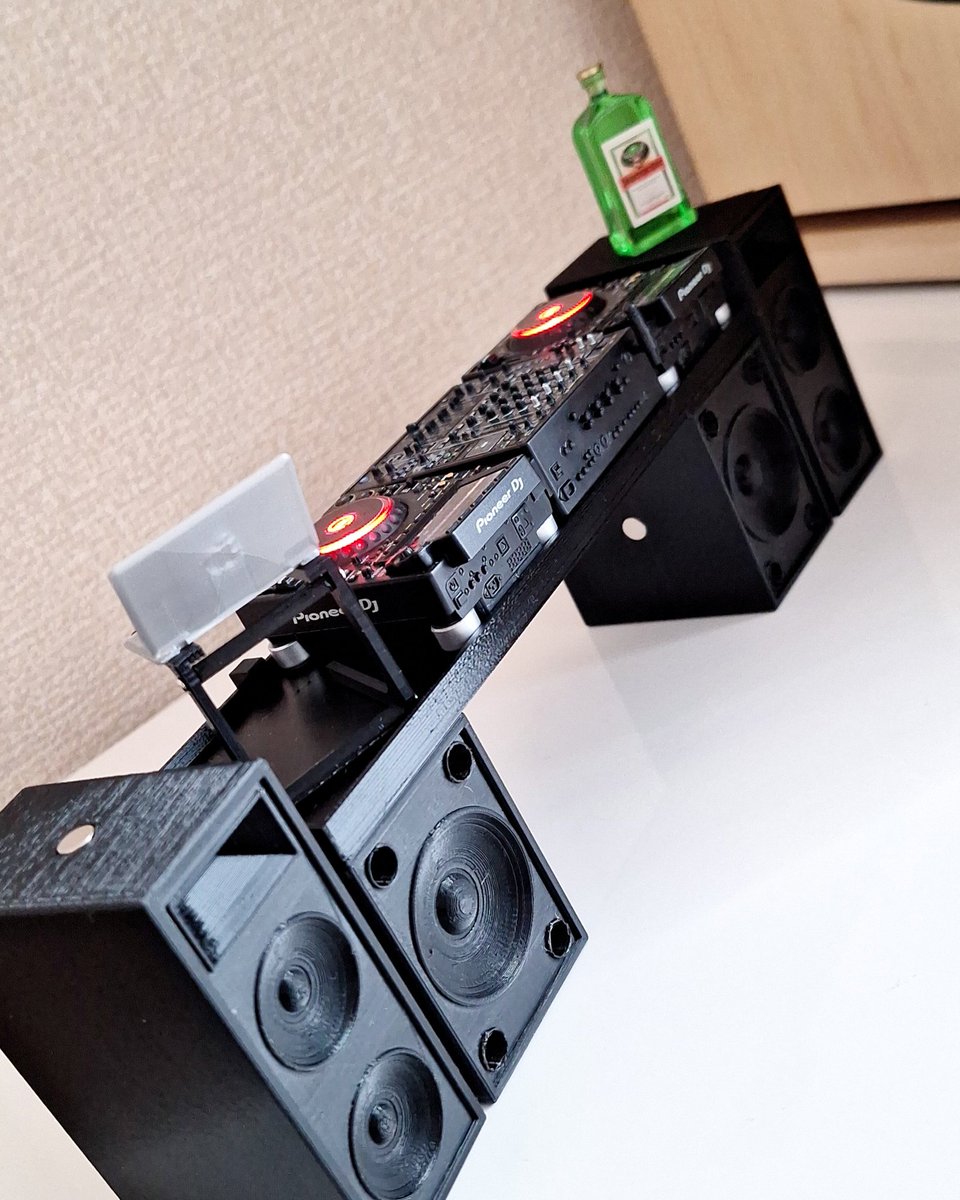 ya_ko_official's tweet photo. ミニチュアDJブース完成っ👏👏👏

MacBook Proの画面がrekordboxなとこもすきっ🤍
ついでにイエガー置いといた🤣

#ミニチュアDJブース
#Pioneer
#CDJ3000
#DJMA9
#HDJX10 https://t.co/fc7G492ljQ