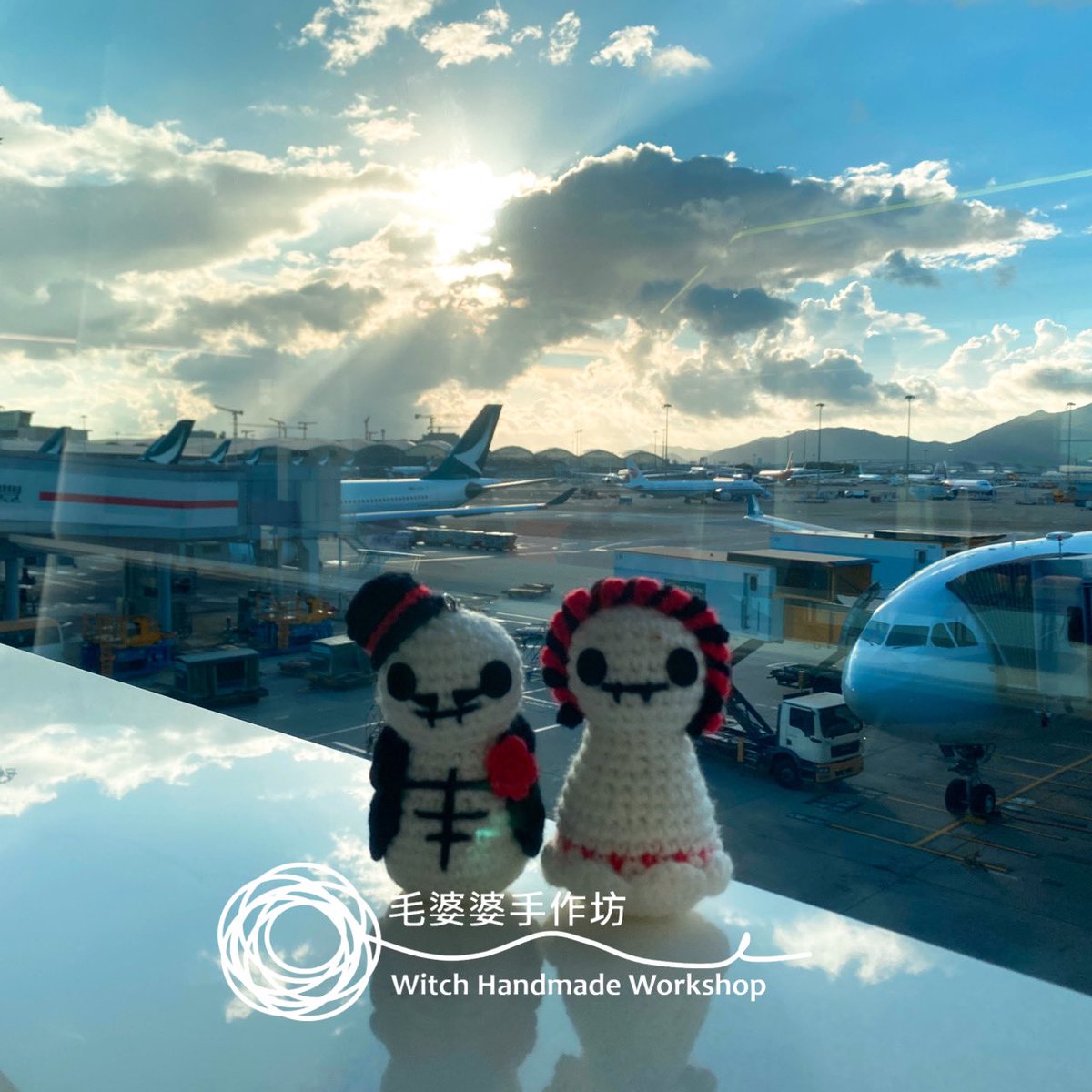 witch_handmade's tweet photo. #帶住手作公仔去旅行 by #毛婆婆 
·

#小鬼新娘+ #小鬼新郎：

wow~ 終於到我哋啦——#去旅行

毛婆婆捱咗三年，6月嘅時候終於可以帶我哋去玩啦！

小鬼新娘：佢 #太耐無飛，係機場 #咩都影一餐

小鬼新郎：呢啲咪叫 #未出發先興奮 囉！🫣（#無眼睇mode）

#終於可以去旅行
#finallywecanttavel https://t.co/iYawFnFEdU