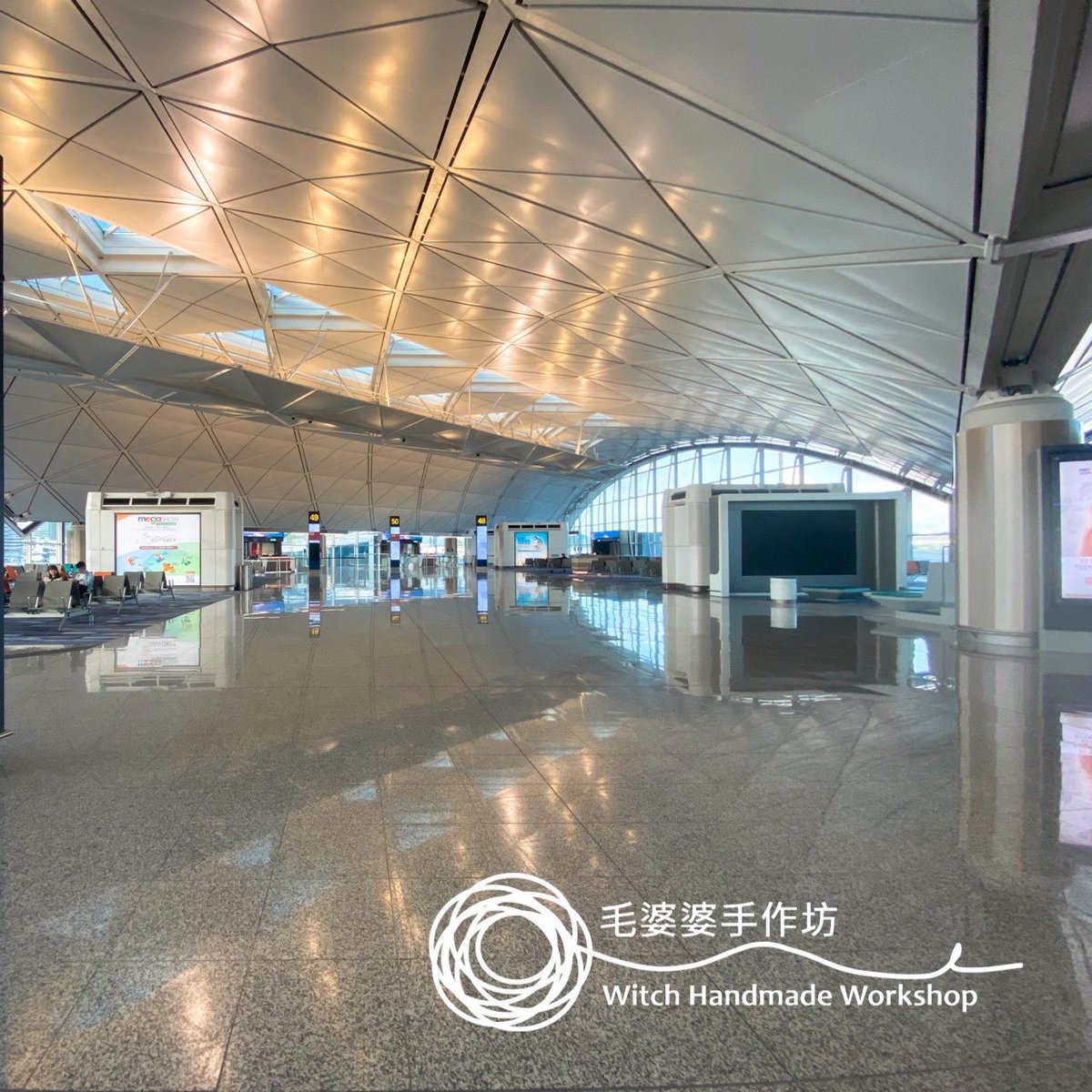 witch_handmade's tweet photo. #帶住手作公仔去旅行 by #毛婆婆 
·

#小鬼新娘+ #小鬼新郎：

wow~ 終於到我哋啦——#去旅行

毛婆婆捱咗三年，6月嘅時候終於可以帶我哋去玩啦！

小鬼新娘：佢 #太耐無飛，係機場 #咩都影一餐

小鬼新郎：呢啲咪叫 #未出發先興奮 囉！🫣（#無眼睇mode）

#終於可以去旅行
#finallywecanttavel https://t.co/iYawFnFEdU