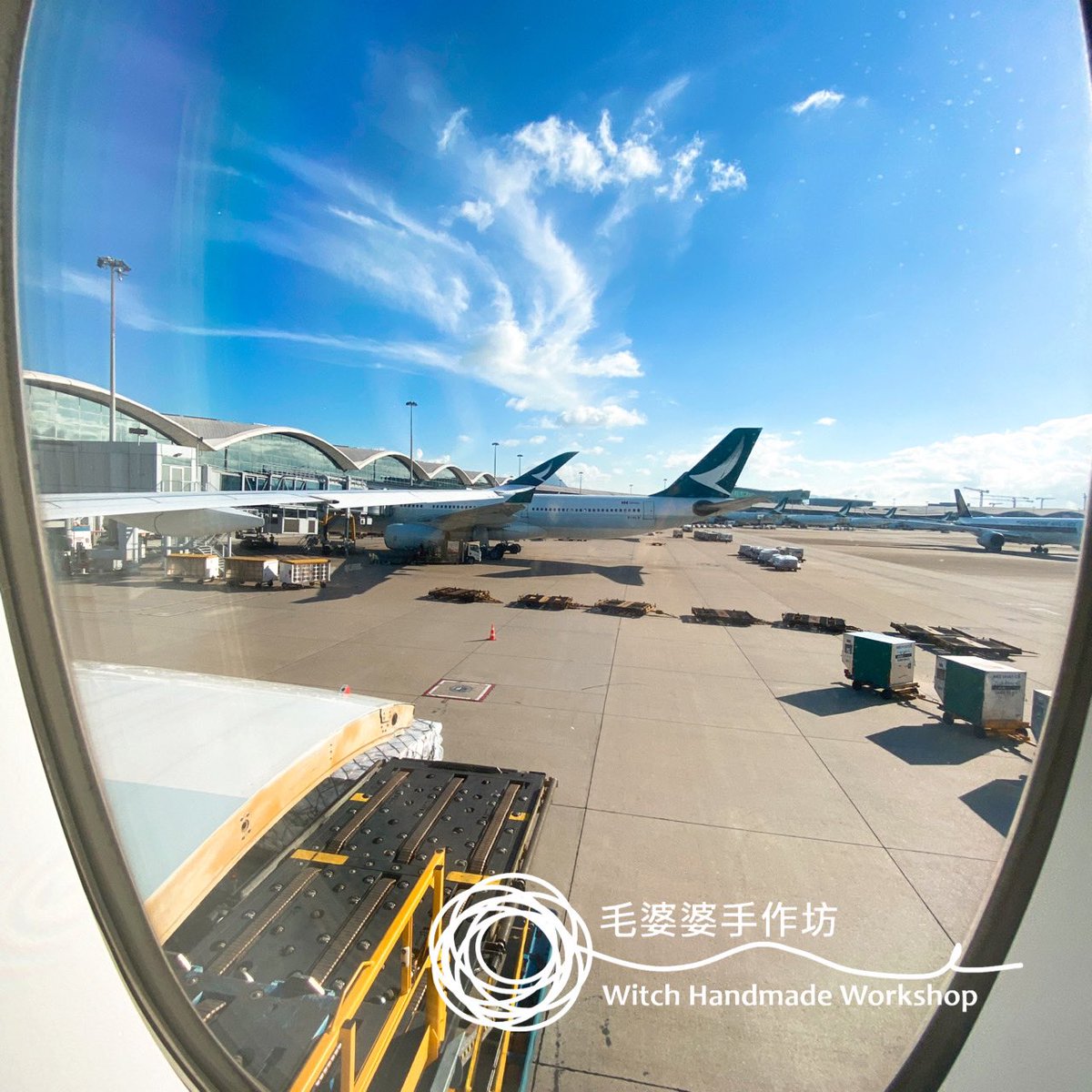 witch_handmade's tweet photo. #帶住手作公仔去旅行 by #毛婆婆 
·

#小鬼新娘+ #小鬼新郎：

wow~ 終於到我哋啦——#去旅行

毛婆婆捱咗三年，6月嘅時候終於可以帶我哋去玩啦！

小鬼新娘：佢 #太耐無飛，係機場 #咩都影一餐

小鬼新郎：呢啲咪叫 #未出發先興奮 囉！🫣（#無眼睇mode）

#終於可以去旅行
#finallywecanttavel https://t.co/iYawFnFEdU
