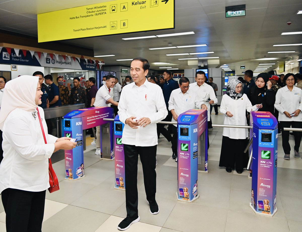 Hari kerja pertama pekan ini, saya dan Ibu Negara datang ke Cawang, Jakarta Timur, langsung ke Stasiun LRT. Datang juga Ibu Wury Ma'ruf Amin dan ibu-ibu anggota OASE Kabinet Indonesia Maju, Ketua MPR, Ketua MK, sejumlah menteri, Gubernur DKI Jakarta dan Wakil Gubernur Jawa Barat