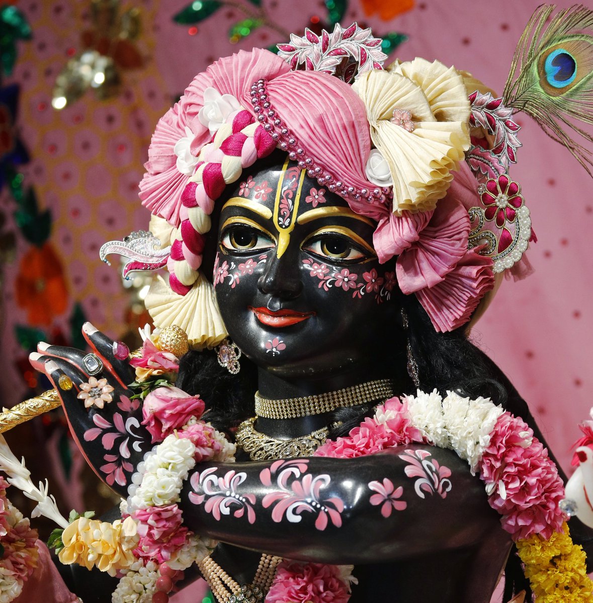 iskcon_noida's tweet photo. Hare Krishna,

Jhulan Yatra Day 2.

Sri Sri Radha Govind Dev ji Shringar Aarti Darshan, 28th Aug.

Please comment " Hare Krishna "  for pleasure of Sri Sri Govind Dev Ji.

#iskcon_noida #radheshyam #devotional #harekrishna #srimatiradharani #radheradhe #radharani https://t.co/WnyFsaGWf6