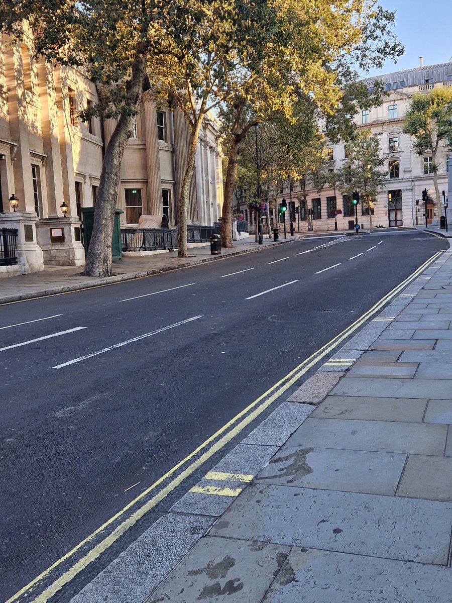 Bank Holiday Vibes...
#28DaysLater #ZeroPeople #NationalPortraitGallery #CharingCrossRoad