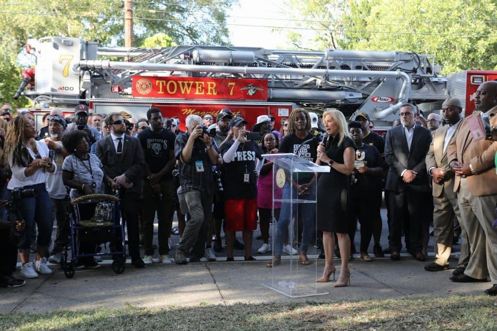 DUVALDBC's tweet photo. 🕯️ Remembering victims: Angela Carr, AJ Laguerre Jr., Jerrald Gallion. Let's show unity over hate. Together against racism and violence. Thank you Mayor Deegan, Sheriff TK Waters, Councilwoman Ju'Coby Pittman, and spiritual leaders. #DuvalUnity 🤝 https://t.co/jCi88NNFLK