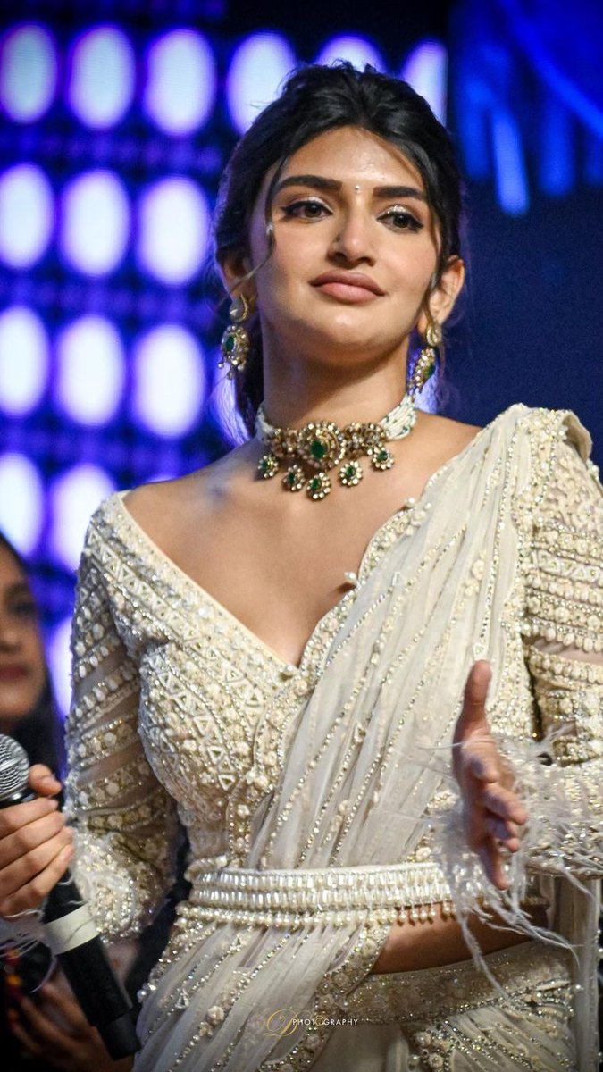 waxxxdoll's tweet photo. Sreeleela 🥵🥵😍🎤 https://t.co/JK4Uwor0TQ