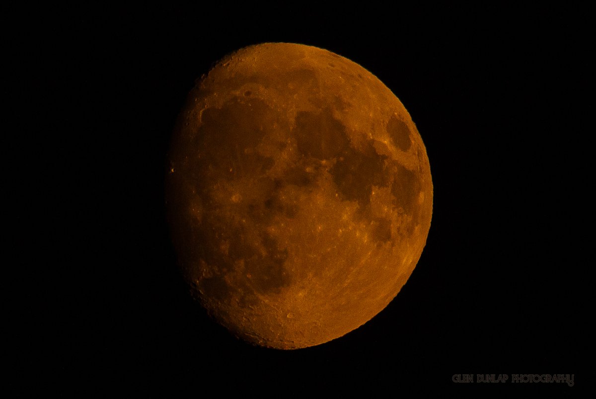 The Moon still had a reddish hue tonight from wildfire smoke. #MoonPhotos