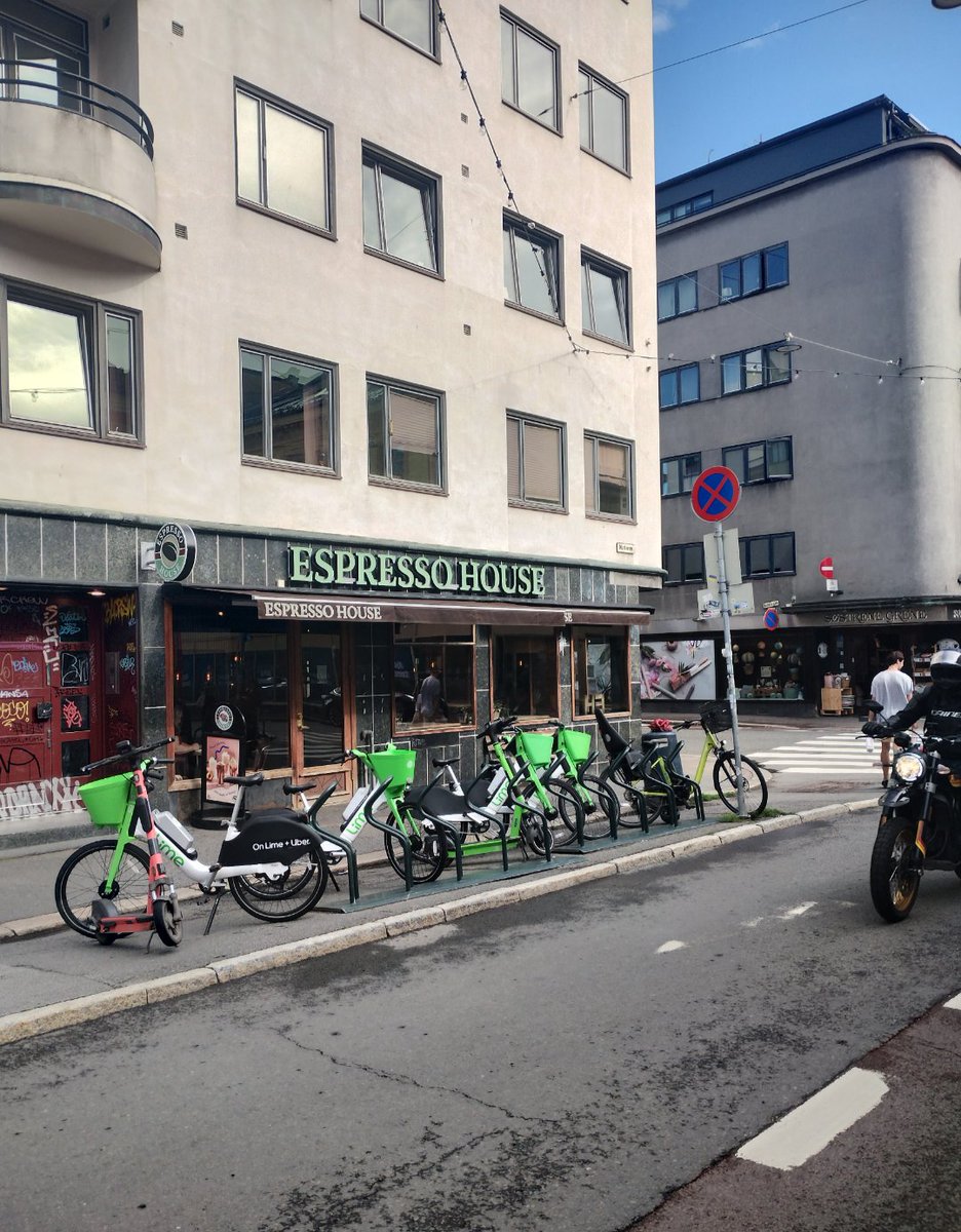 heimaren's tweet photo. @esamseth @thomanyg @Infrafiolett Håper ikke egentlig at de oppfordrer til å bruke sykkelstativ, for de tar opp plass andre trenger. Leiesyklene har støtte og skal ikke låses, så kan heller stilles ved siden av. https://t.co/aYoEw6rpcV