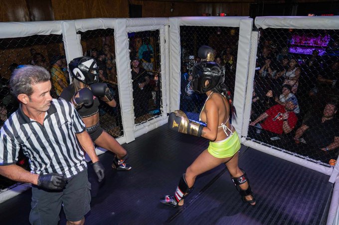 Man, don't be hitting the ref. 😆 https://t.co/iGC0UxX6OH